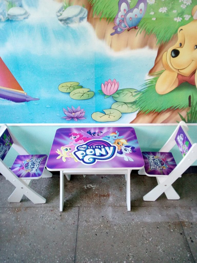 В залі очікування біля кабінетів педіатрів у Великобагачанській АЗПСМ з'явився новенький столик  і стільці