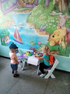 В залі очікування біля кабінетів педіатрів у Великобагачанській АЗПСМ з'явився новенький столик  і стільці